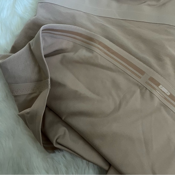 Honeylove LiftWear Wide Strap Tank in Sand Neutral Size 1X Plus - Picture 8 of 9